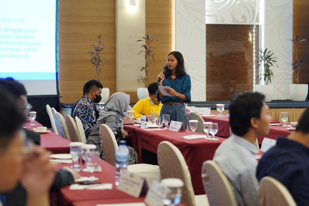 Lidwina, siswi kelas XII SMAN 52 Jakarta mengajukan pertanyaan mengenai sebab Perang Rusia-Ukraina kepada panelis di dalam acara diskusi mengenai meninjau konflik itu dari persepsi kritis. Acara diadakan oleh Kedutaan Besar Uni Eropa di Jakarta pada hari Senin (17/7/2023).