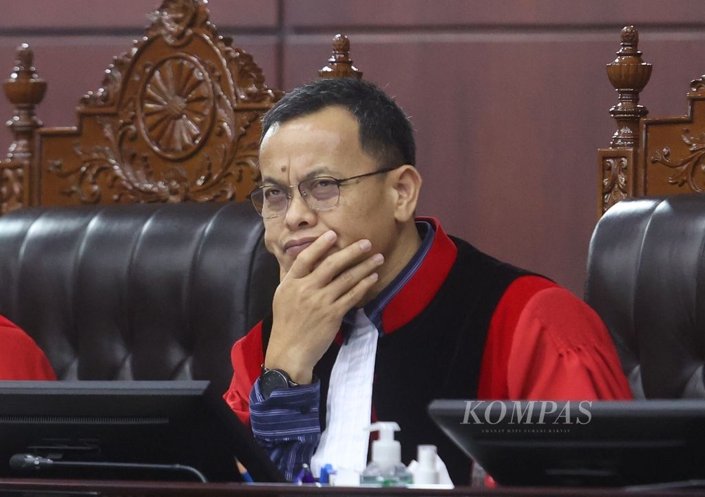 Hakim konstitusi M Guntur Hamzah mengikuti sidang pembacaan putusan Perselisihan Hasil Pemilihan Umum (PHPU) Pilpres 2024 oleh hakim konstitusi di Mahkamah Konstitusi, Jakarta, Senin (22/4/2024). 