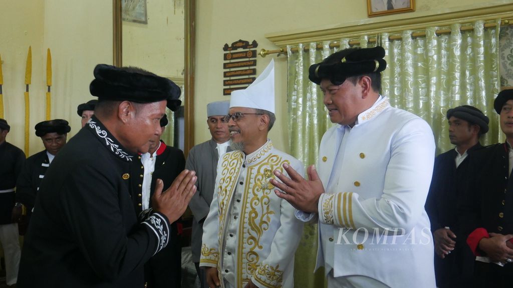 Kepala Staf TNI Angkatan Laut Laksamana Yudo Margono (kanan) menerima ucapan selamat setelah diberikan gelar kehormatan adat Kesultanan Ternate oleh Sultan Ternate ke-49 Hidayatullah Sjah (tengah) di Kedaton Kesultanan Ternate, Maluku Utara, Jumat (25/11/2022). 