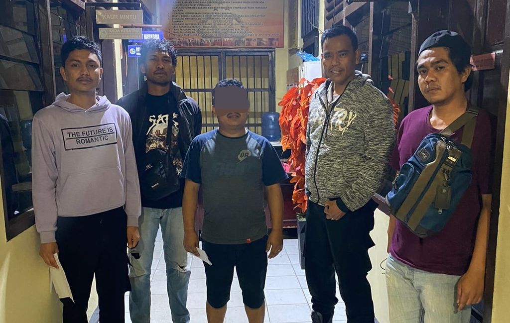 Wakil Ketua DPRD Kabupaten Solok Lucki Efendi (tengah) ditangkap polisi atas dugaan penyalahgunaan narkotika jenis sabu di Kabupaten Solok, Sumatera Barat, Selasa (10/1/2023).