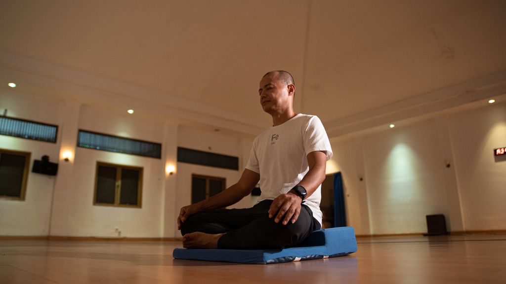 Praktisi meditasi Vipassana Joe Hartanto sedang melakukan meditasi Vipassana di Pusat Meditasi Dhamma Java, Bogor, Jawa Barat, Kamis (17/03/2023)