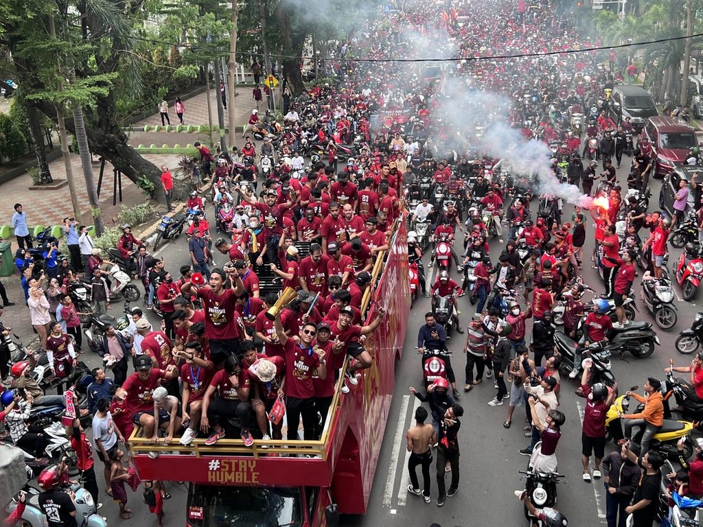 Jalan menjelma jadi lautan merah saat suporter melakukan konvoi bersama kesebelasan PSM Makassar, Senin (17/4/2023) sore. Mereka merayakan kemenangan PSM setelah 23 tahun lamanya.