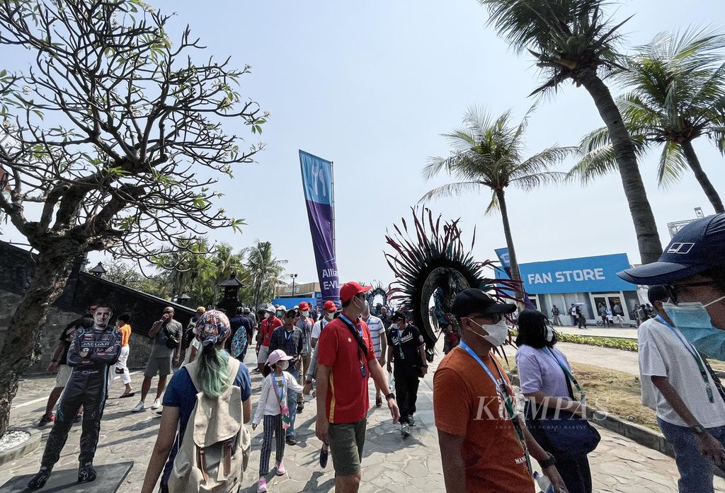 Penonton berdatangan ke arena sirkuit Internasional Jakarta E-Prix, Ancol, Jakarta Utara, tempat berlangsungnya balapan mobil listrik ABB Formula E FIA World Championship Jakarta E-Prix 2022, Sabtu (4/6/2022). 