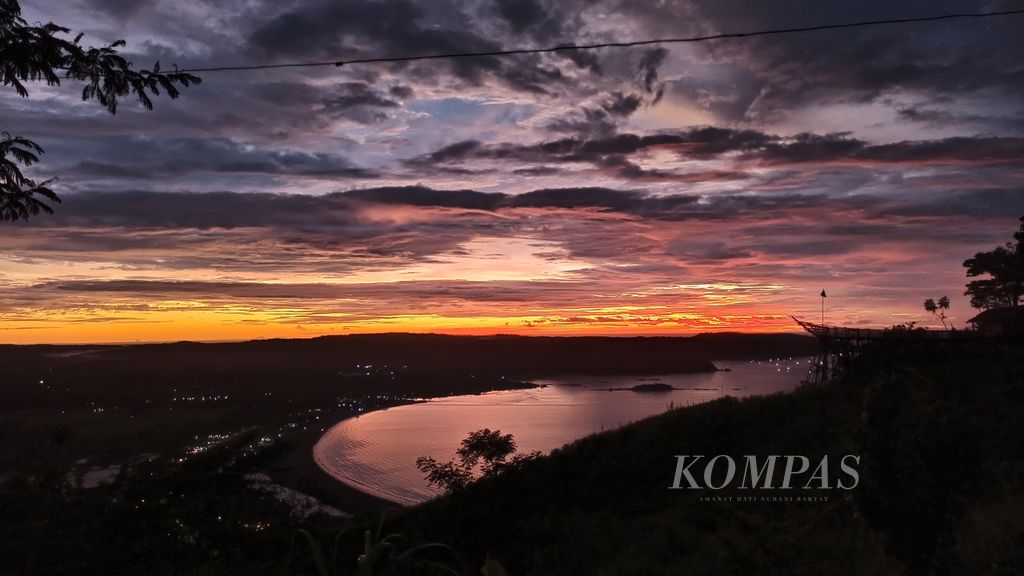 Panorama matahari terbenam dari Puncak Darma, Kecamatan Ciemas, Kabupaten Sukabumi, Jawa Barat, Jumat (7/1/2021). 