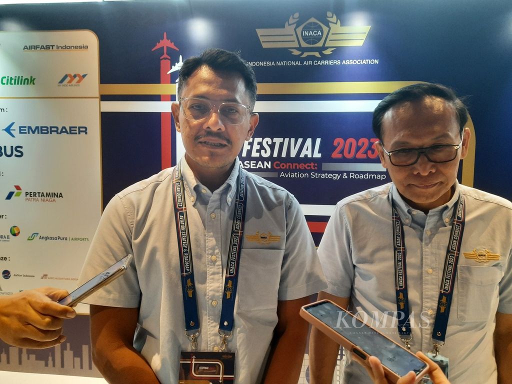 Ketua Asosiasi Perusahaan Penerbangan Sipil Nasional Indonesia (INACA) Denon Prawiraatmadja menjawab pertanyaan wartawan di Jakarta, Kamis (2/11/2023). Ia berharap pemerintah meninjau kembali kebijakan tarif batas atas pesawat yang tak berubah sejak 2019. 