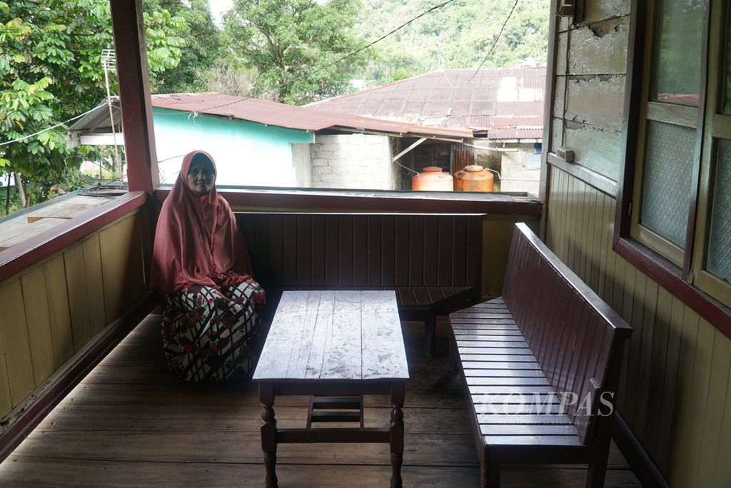 Zumratul Aini (67), salah satu pewaris Rumah Gadang Kajang Padati milik suku Tanjuang di Kelurahan Seberang Palinggam, Kecamatan Padang Selatan, Kota Padang, Sumatera Barat, duduk di serambi rumahnya, Kamis (13/10/2022).
