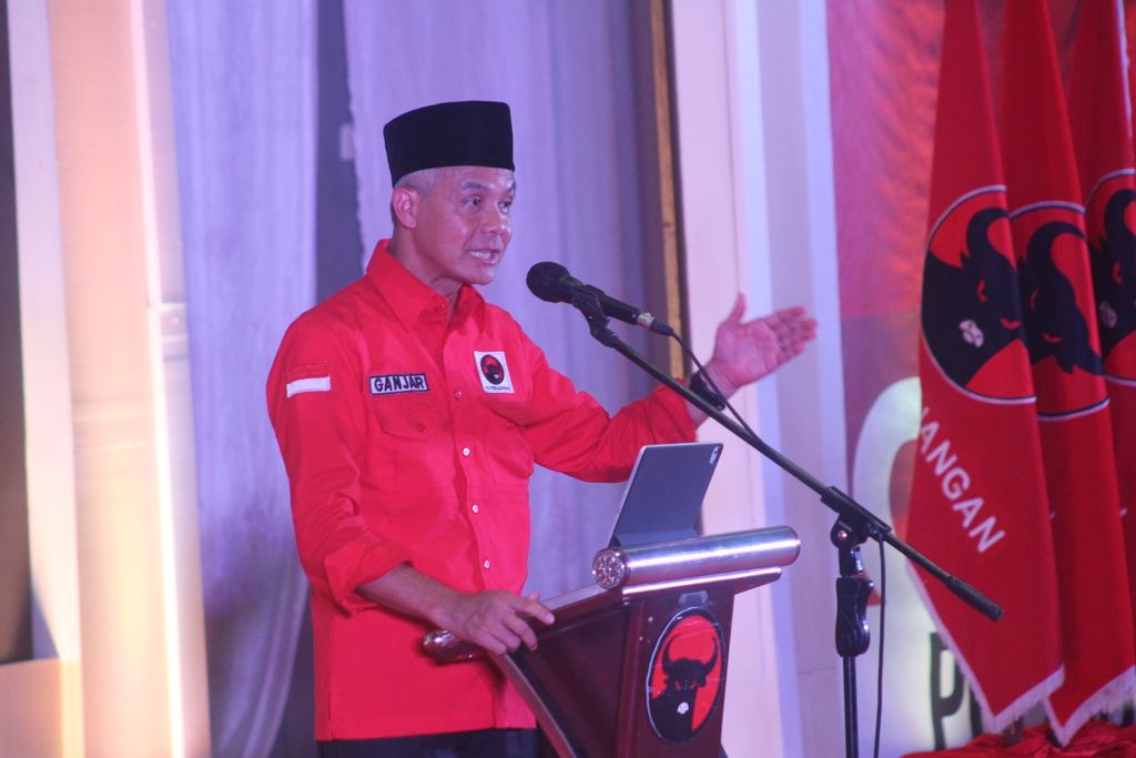 Bakal calon presiden dari Partai Demokrasi Indonesia Perjuangan, Ganjar Pranowo, menghadiri Konsolidasi PDI-P Sumsel untuk pemenangan Pilpres 2024, Sabtu (20/5/2023), di Kompleks Olahraga Jakabaring, Palembang, Sumatera Selatan. Dengan memanfaatkan kekuatan partai hingga ke anak rantai, Ganjar yakin dirinya bisa menang di Sumsel.