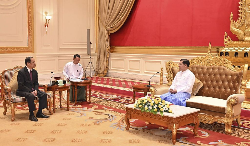 Foto yang dirilis oleh TIm Informasi dan Berita MIliter Myanmar memperlihatkan pemimpin junta militer Myanmar Jenderal Min Aung Hlaing (kanan) berbincang dengan Utusan Khusus Ketua ASEAN Aluenko Kittikhoun (kiri) di Naypyidaw, Myanmar, Rabu (10/1/2024).