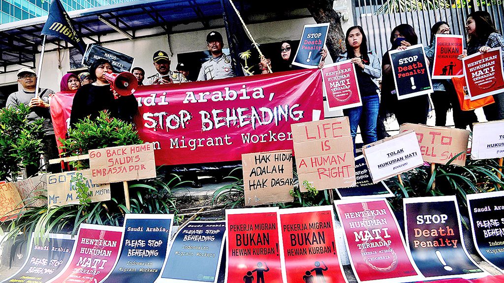 Pengunjukrasa dari sejumlah lembaga peduli imigran melakukan aksi unjuk rasa di depan Kedutaan Besar Arab Saudi, Jakarta, Selasa (20/3). Mereka memprotes eksekusi mati yang dilakukan pemerintah Arab Saudi terhadap seorang tenaga kerja Indonesia (TKI) bernama Muhammad Zaini Misrin pada Minggu (18/3) lalu.