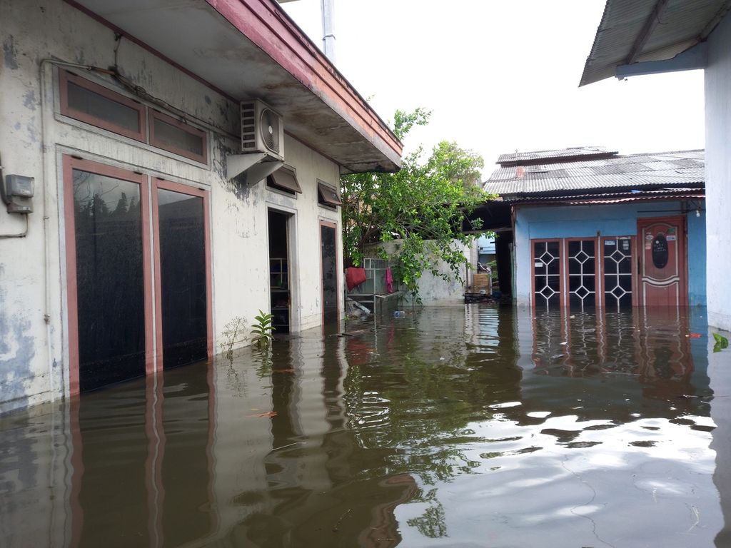 Permukiman warga di Kelurahan Tanjung Mas, Kota Semarang, Jawa Tengah, yang masih terendam banjir rob, Selasa (24/5/2022).