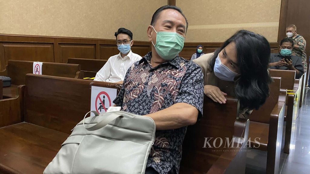 Terpidana kasus hak tagih Bank Bali, Joko Soegiarto Tjandra, menunggu kehadiran Majelis Hakim Tindak Pidana Korupsi di Pengadilan Negeri Jakarta Pusat, 4 Maret 2021. 