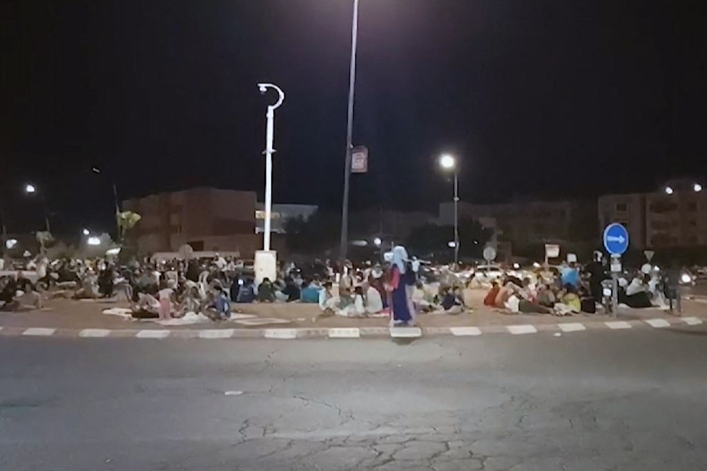 Potongan gambar dari tayangan video yang diambil AFPTV ini memperlihatkan warga keluar rumah dan berkumpul di ruang terbuka di Marrakesh, Maroko, Sabtu (9/9/2023), menyusul gempa bermagnitudo 6,8 yang mengguncang negara itu. 