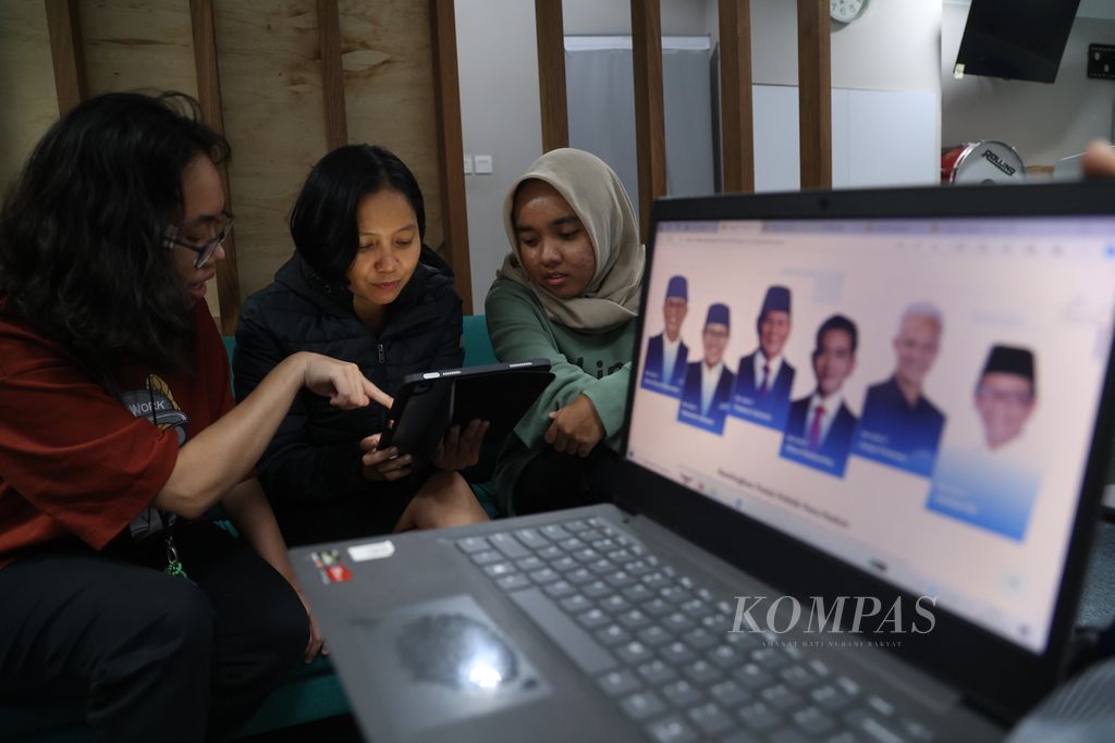 Pemilih muda memanfaatkan internet dan media sosial untuk melihat visi-misi pasangan calon presiden calon wakil presiden yang bekontestasi pada Pemilu 2024. 