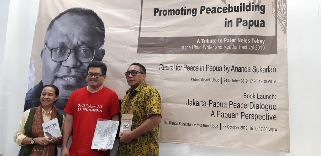 Konferensi pers tentang rencana peluncuran musik dan buku tentang Papua pada Ubud Writers and Readers Festival atau UWRF 2019 diselenggarakan di Jakarta, Selasa (15/10/2019). Kedua karya tersebut didedikasikan untuk menghormati aktivis yang mendorong terjadinya dialog Jakarta-Papua, mendiang Pater Neles Tebay.
