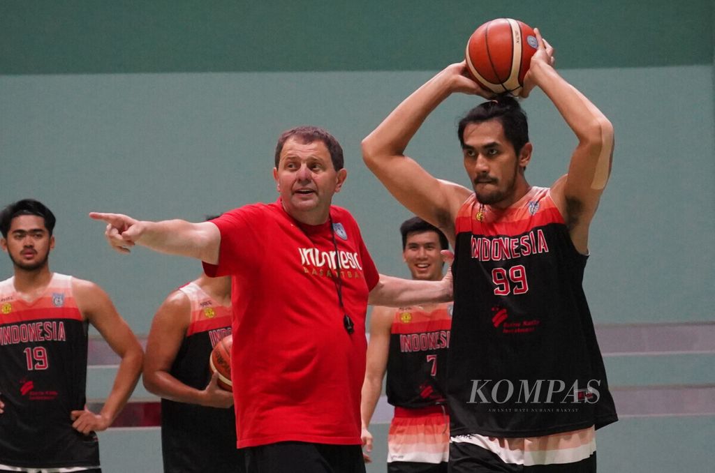 Pelatih Rajko Toroman mulai memimpin latihan tim nasional basket Indonesia di GBK Arena, Jakarta, Kamis (25/9/2019). Pelatih asal Serbia ini pernah melatih tim nasional Filipina dan Iran.