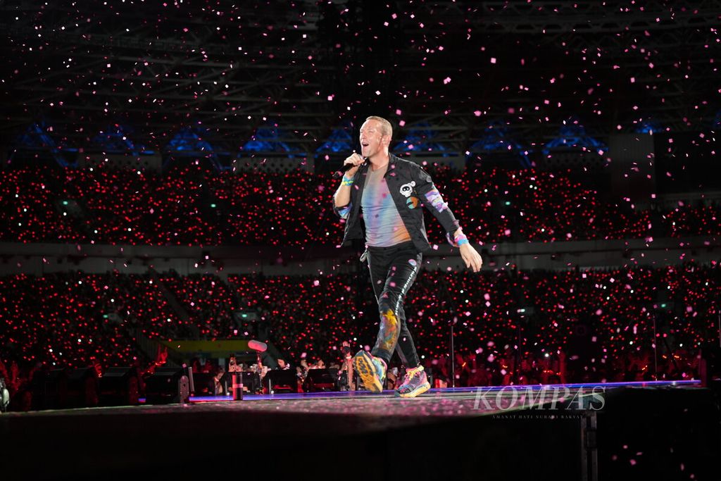 Vokalis Coldplay, Chris Martin, meriahkan konser bertajuk "Coldplay Music of the Spheres World Tour" di Stadion Utama Gelora Bung Karno, Jakarta, Rabu (15/11/2023).  