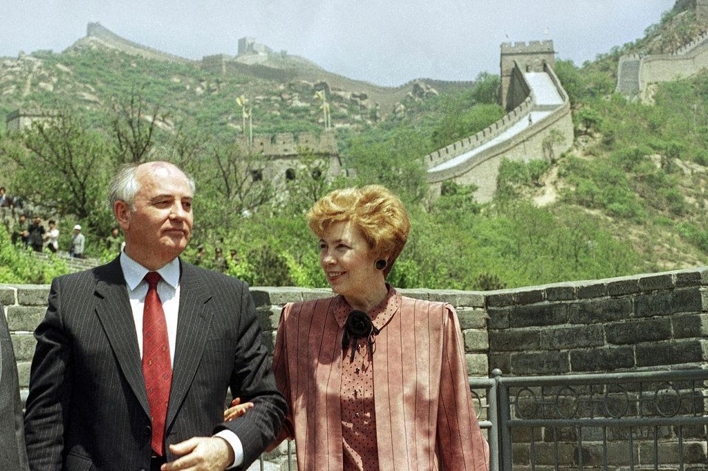 Pemimpin Soviet Mikhail Gorbachev dan istrinya, Raisa, berpose dalam kunjungan ke Tembok Raksasa di Beijing, China, 17 Mei 1989. 