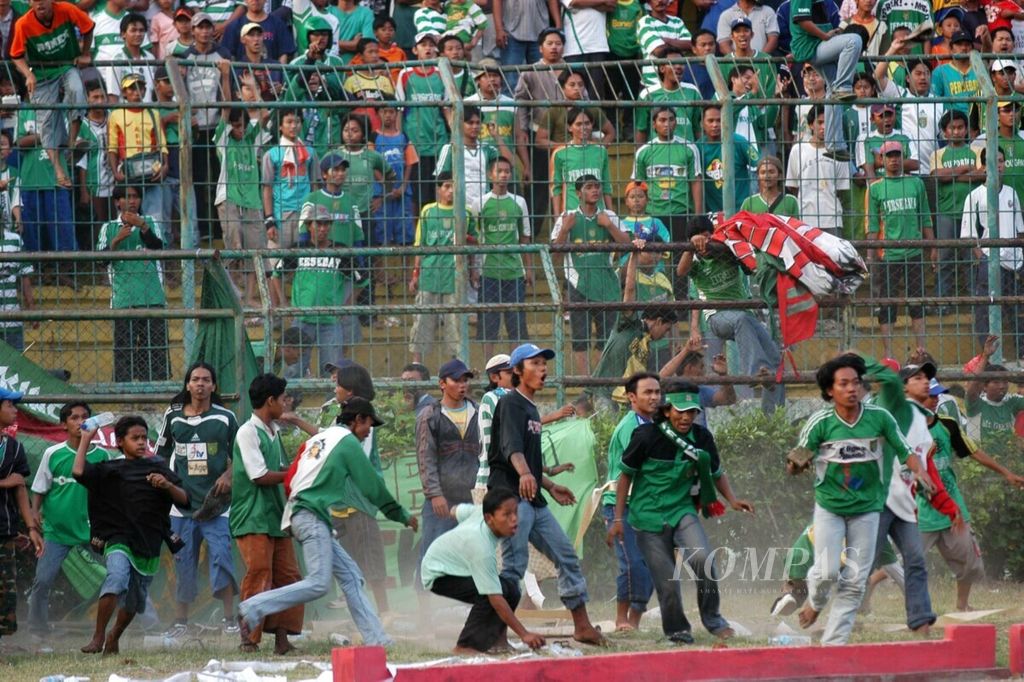 Kerusuhan saat pertandingan Persebaya melawan Persela di Liga Bank Mandiri di Stadion Gelora 10 Nopember Surabaya, Minggu (15/8/2004). 