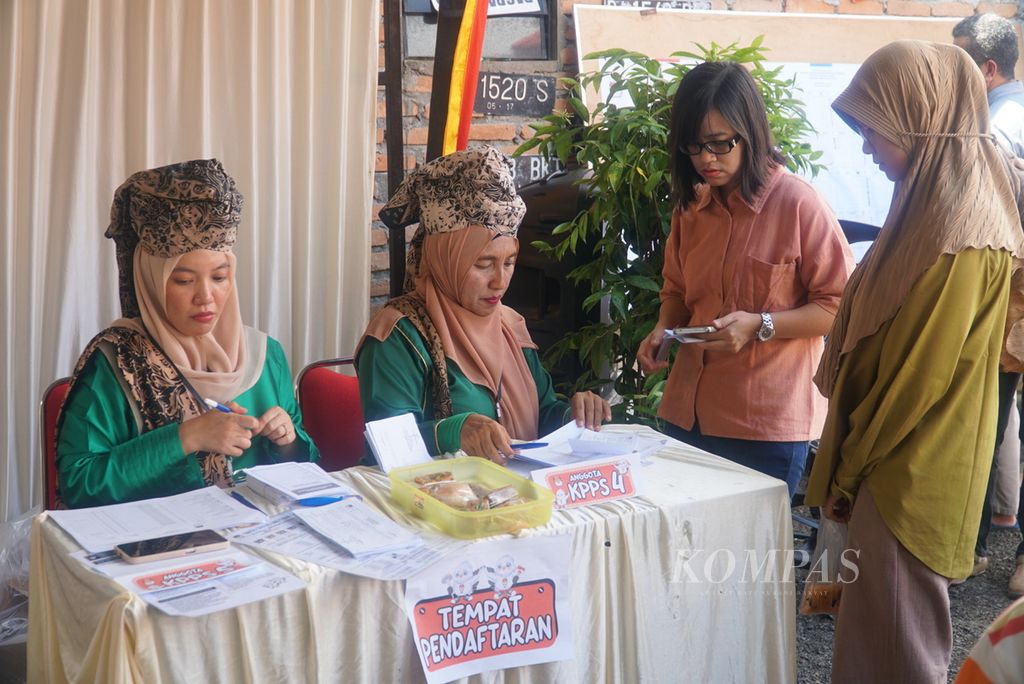 Petugas berpakaian adat Minangkabau menerima pendaftaran warga untuk mencoblos di TPS 04 di Kelurahan Gurun Laweh, Kecamatan Nanggalo, Kota Padang, Rabu (14/2/2024). 