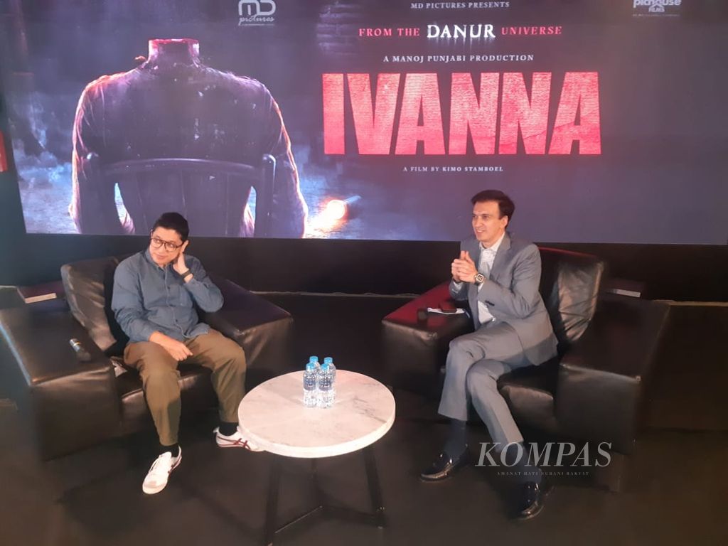 Pendiri dan Chief Executive Officer MD Pictures Manoj Punjabi (kanan) menyampaikan keterangan mengenai <i>Ivanna</i> bersama sutradara film tersebut, Kimo Stamboel.