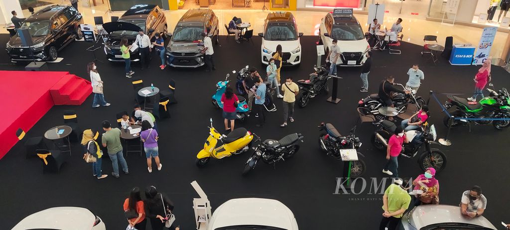 Bank officials and vehicle dealers are trying to attract potential motor vehicle buyers with credit systems during promotional activities at a mall in Solo Baru, Sukoharjo, Central Java, on Saturday (5/3/2022).
