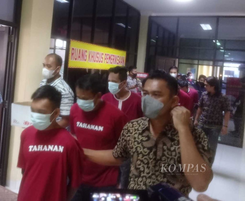 Polisi menggiring para tersangka kasus peredaran narkoba di Markas Besar Polda Lampung, Lampung, Jumat (3/6/2022).