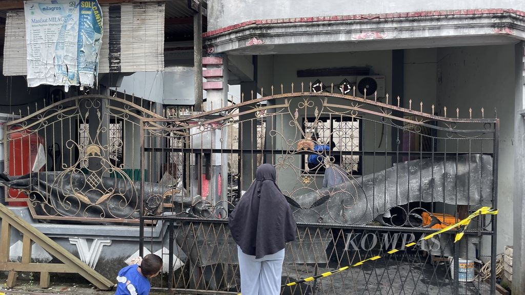 Kebakaran menghanguskan sebuah rumah di kompleks perumahan Kelurahan Yabansai, Distrik Heram, Kota Jayapura, Papua, Kamis (11/4/2024).