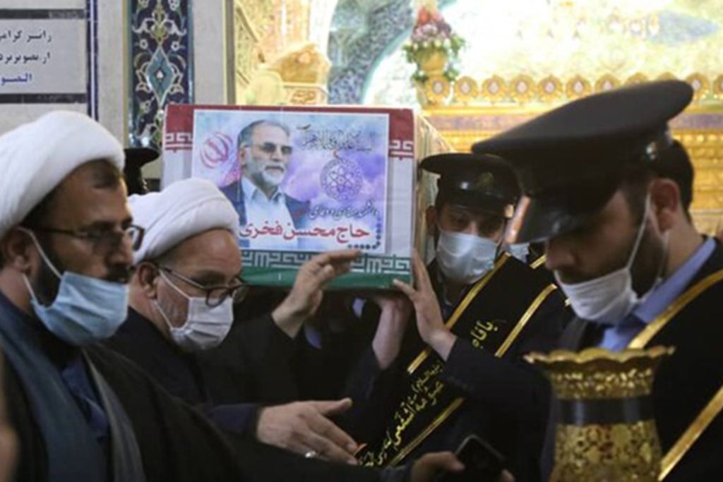 Pemakaman ilmuwan nuklir Iran, Mohsen Fakhrizadeh, di Qom, Iran, pada November 2020.