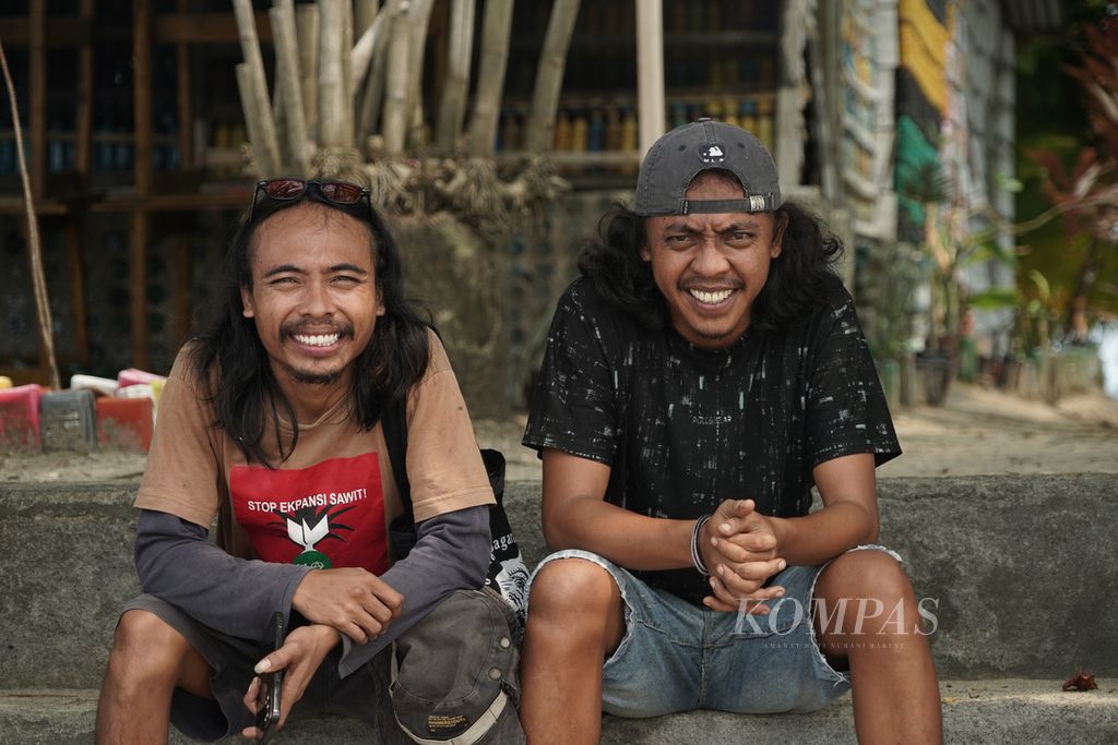 Fahri Lolahi (kiri) dan Fahmi Lolahi, kakak beradik penjaga Pulau Tulang, di Tobelo, Halmahera Utara, Maluku Utara, awal September 2023.