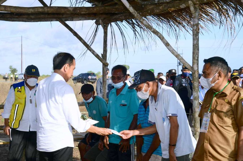 Presiden Joko Widodo membagikan bansos kepada peternak kerbau di Desa Werwaru, Pulau Moa, Kabupaten Maluku Barat Daya, Maluku, Kamis (15/9/2022).