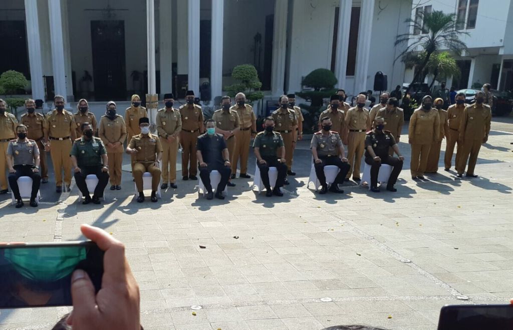 Kepala daerah se-Jawa Barat berkumpul di depan Balai Kota Bogor seusai mengikuti rapat bersama Presiden Joko Widodo di Istana Bogor, Kamis (27/5/2021).
