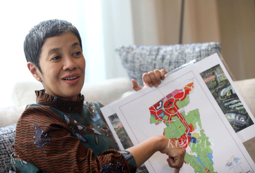 Direktur Marketing Alam Sutera Lilia Setiprawarti Sukotjo saat menjelaskan  sejumlah proyek yang sedang dikembangkan Alam Sutera di Tangerang Selatan, Banten, Rabu (6/12/2023). 