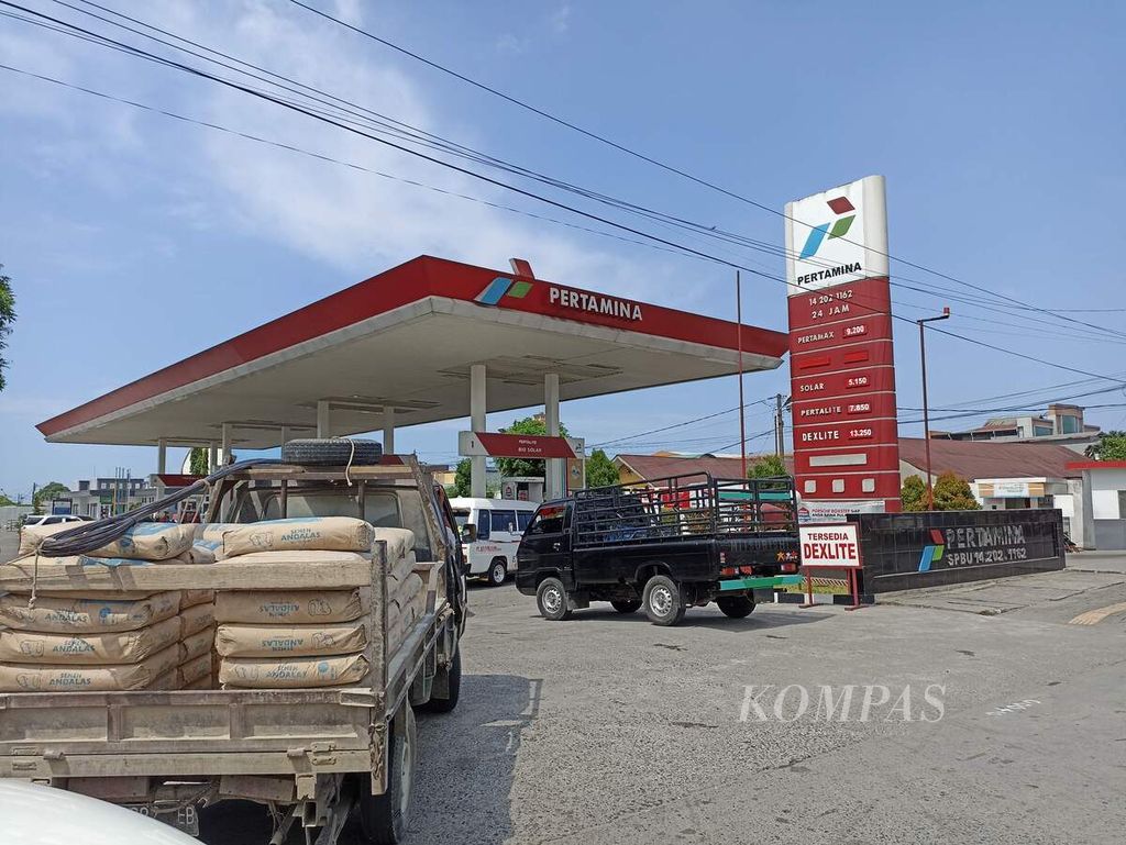 Vehicles queue to fill biodiesel at a gas station on Jalan Sisingamangaraja, Medan, North Sumatra, Monday (28/3/2022)..