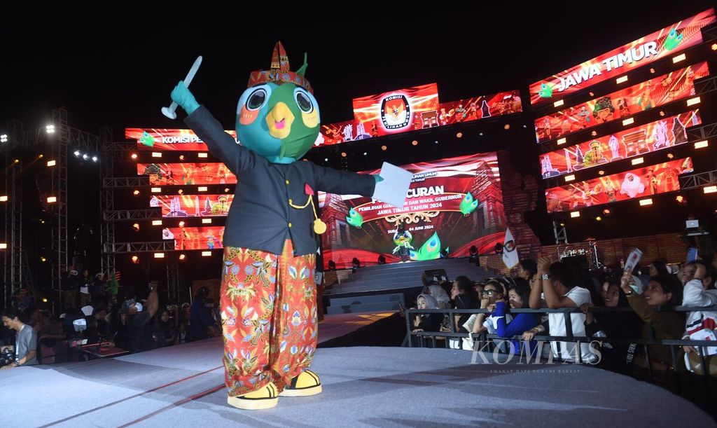 Maskot Si Jali ditampilkan dalam acara Peluncuran Pemilihan Gubernur dan Wakil Gubernur Jawa Timur 2024 oleh KPU Jawa Timur di Grand City, Surabaya, Selasa (4/6/2024). Kegiatan juga diisi oleh pentas musik. 