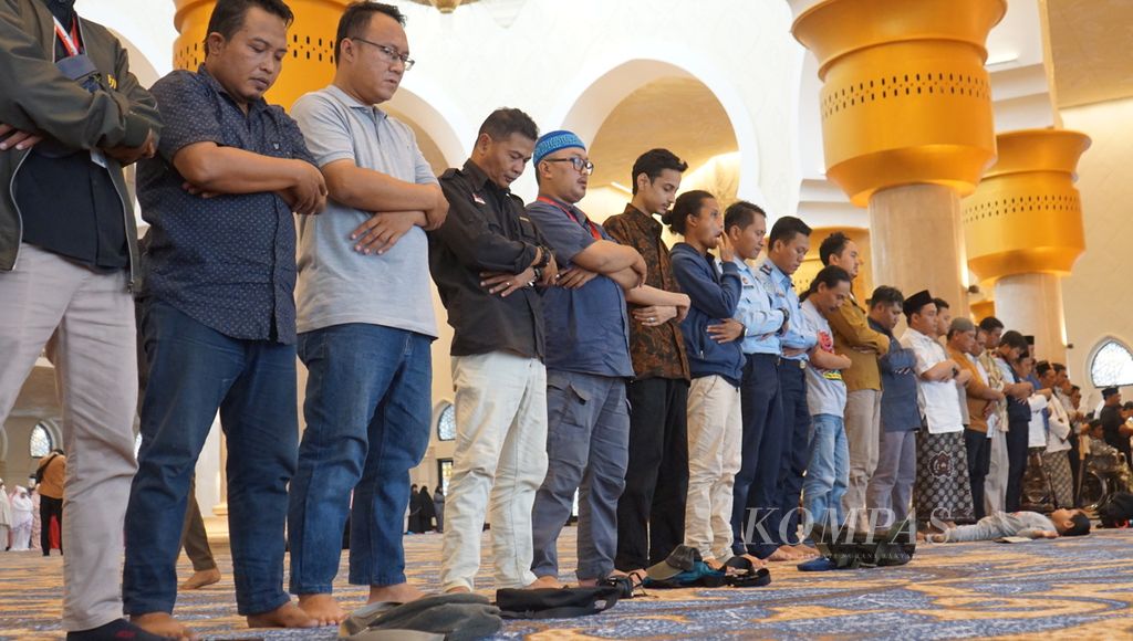 Para jema'ah tengah melaksanakan sholat dhuhur, di Masjid Raya Sheikh Zayed Surakarta, di Kota Surakarta, Jawa Tengah, Rabu (22/2/2023). Masjid itu akan beroperasi penuh pada 28 Februari 2023. Saat ini, pengelola tengah melaksanakan simulasi operasional masjid. 