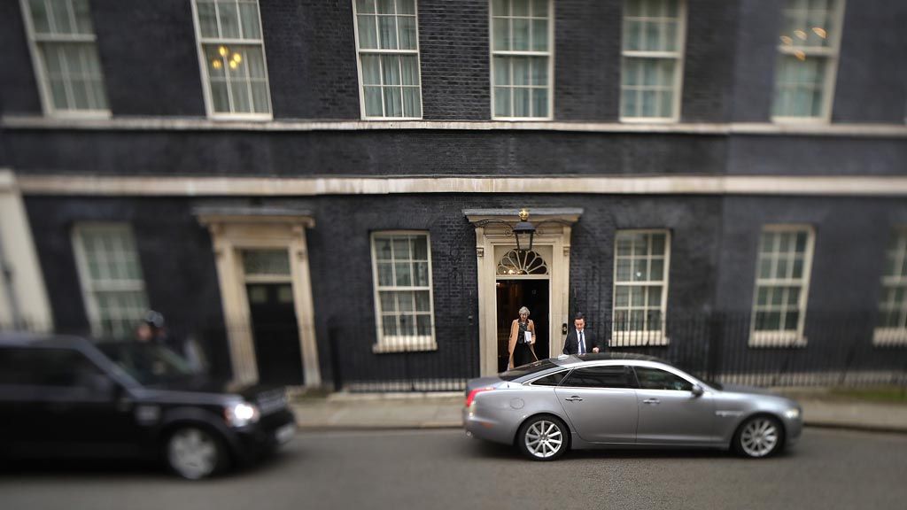 Perdana Menteri Inggris  Theresa May  keluar dari kantornya di Downing Street 10 untuk menyampaikan pernyataan di depan parlemen Inggris di London, Selasa (14/3). Setelah Majelis Rendah dan Majelis Tinggi menyetujui rancangan undang-undang Brexit, May memiliki wewenang untuk mengawali Pasal 50 Traktat Lisabon untuk secara resmi memulai proses perceraian dari Uni Eropa.