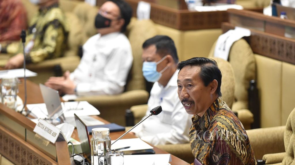 Ketua Komisi Aparatur Sipil Negara (KASN) Agus Pramusinto berbicara saat mengikuti rapat bersama Komisi II DPR dan juga Kementerian Pendayagunaan Aparatur Negara dan Reformasi Birokrasi (Kemenpan dan RB) di Kompleks Parlemen Senayan, Jakarta, Senin (5/10/2020). 