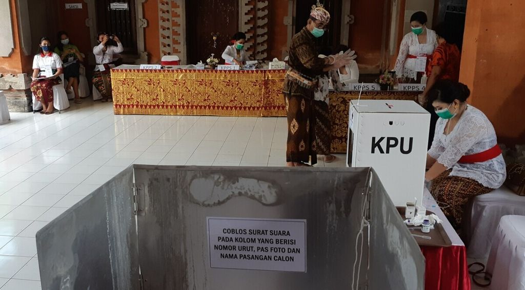 Para petugas KPPS di TPS 17 Banjar Kertasari, Kelurahan Panjer, Kota Denpasar, Rabu (9/12/2020), melaksanakan tahap pemungutan suara Pilkada 2020, di TPS 17 Banjar Kertasari. 