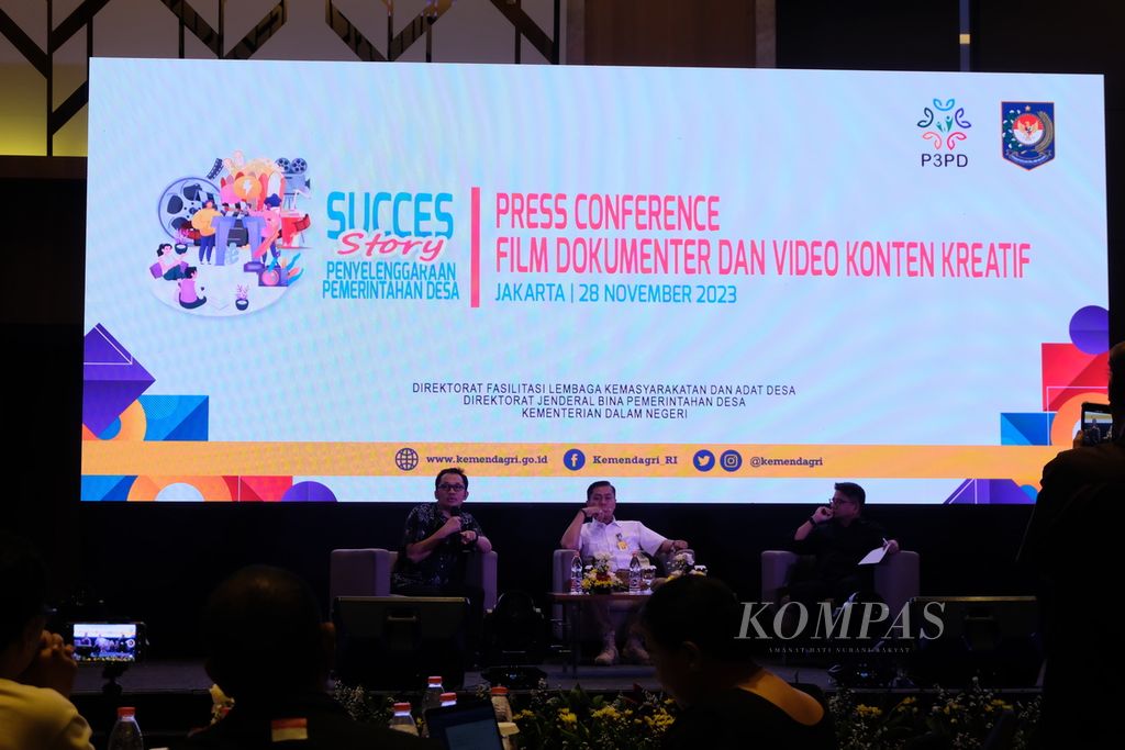 Suasana konferensi pers Film Dokumenter dan Video Konten Kreatif di Jakarta, Selasa (28/11/2023). Dalam kegiatan ini, Kementerian Dalam Negeri menyatakan bahwa mereka memproduksi film dokumenter berjudul <i>Jawara Desa</i> dan <i>Desa Para Pemimpi(n)</i>, bekerja sama dengan Bank Dunia dan sutradara Hanung Bramantyo. Selain film, mereka juga memproduksi 100 video pendek untuk didistribusikan sebagai konten media sosial.