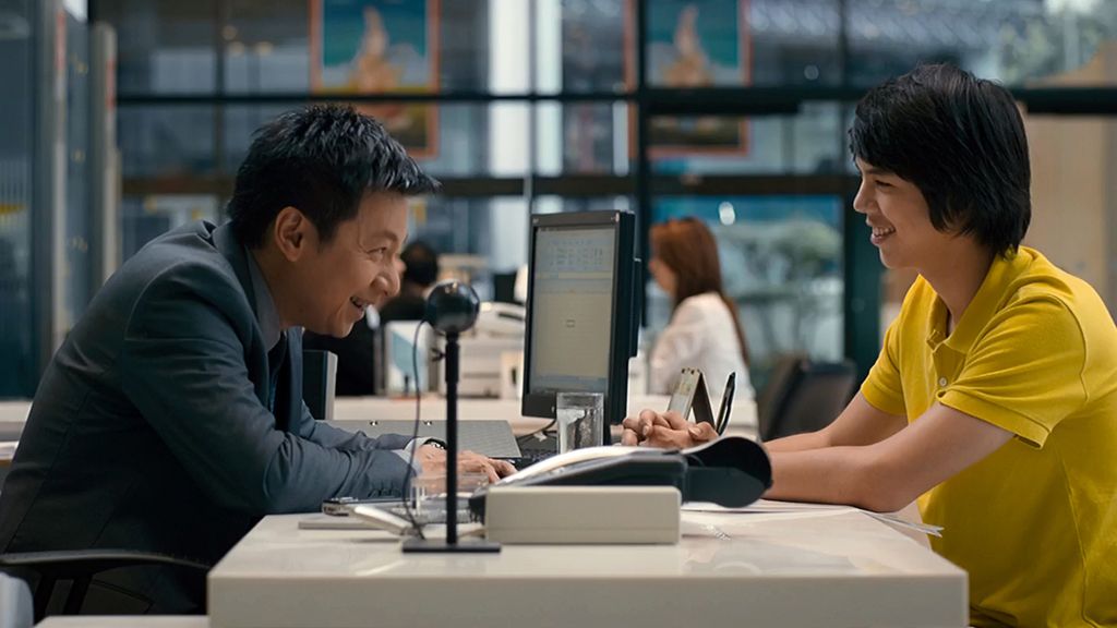 Top Itthipat (kanan) yang diperankan oleh aktor asal Thailand, Pachara Chirathivat, dalam film <i>The Billionaire</i> yang dipasarkan pada tahun 2011.