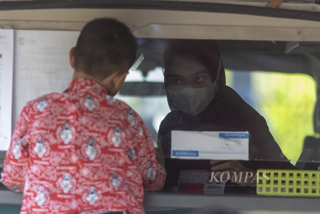 Murid kelas 1 SD Negeri Keputran 1 menabung melalui layanan mobil kas keliling Bank Jogja yang singgah di sekolah mereka di Kecamatan Kraton, Yogyakarta, Kamis (22/2/2024). 