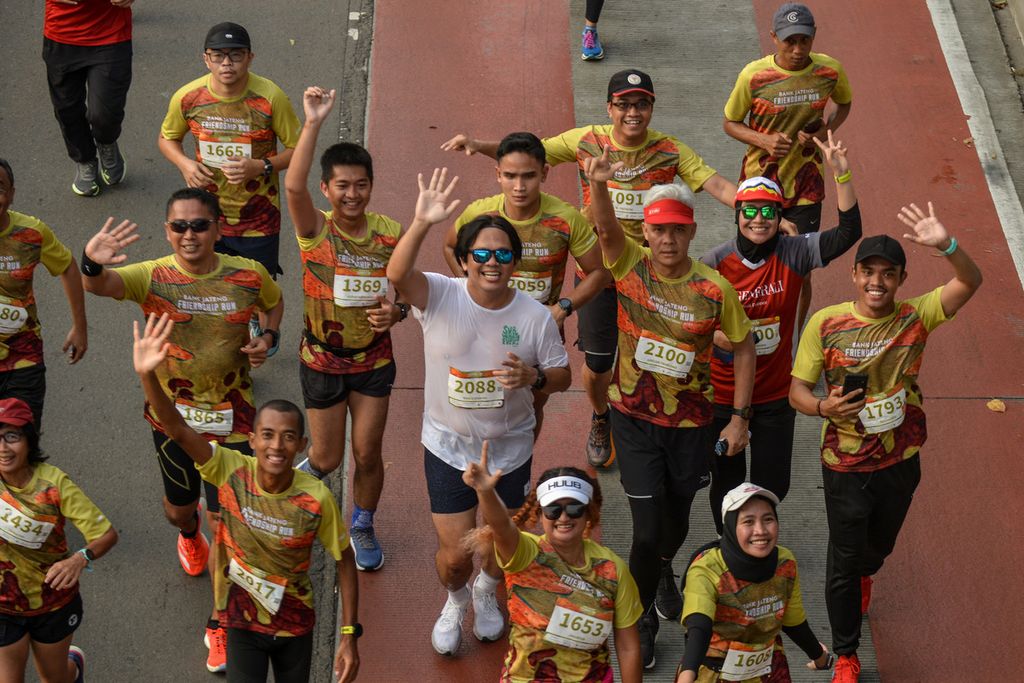 Gubernur Jawa Tengah Ganjar Pranowo (topi merah) berlari bersama para peserta acara Bank Jateng Friendship di Jalan Merdeka Selatan, Jakarta, dalam acara Bank Jateng Friendship Run, Minggu (21/5/2023). Kota Jakarta menjadi kota pertama digelarnya Bank Jateng Friendship Run yang merupakan rangkaian dari Borobudur Marathon Powered by Bank Jateng. 