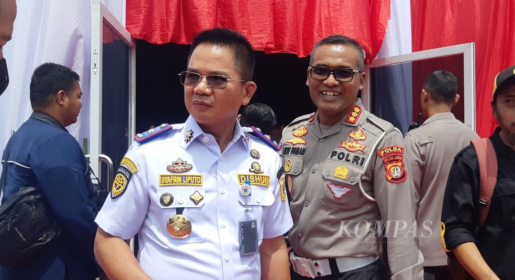 Kepala Dinas Perhubungan DKI Jakarta Syafrin Liputo (kiri) dan Direktur Lalu Lintas Polda Metro Jaya Komisaris Besar Latif Usman di Jakarta, Selasa (13/12/2022).