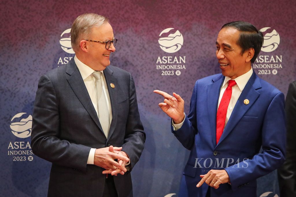 Perdana Menteri Australia Anthony Albanese (kiri) berbincang dengan Presiden RI Joko Widodo (kanan) sebelum berfoto bersama pemimpin negara anggota ASEAN lainnya dalam rangka KTT Ke-3 ASEAN-Australia di Jakarta, Kamis (7/9/2023). 