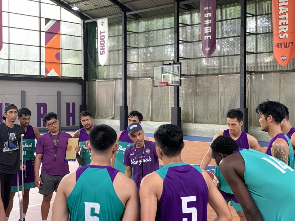 Pelatih RJ Amartha Hangtuah  Antonius Ferry Renaldi (tengah pakai topi) memberikan instruksi kepada pemainnya saat menjalani latihan di Lapangan Basket Hangtuah, Jakarta, Rabu (11/1/2023). Mereka bersiap menyambut Liga Bola Basket Indonesia (IBL) 2023. 