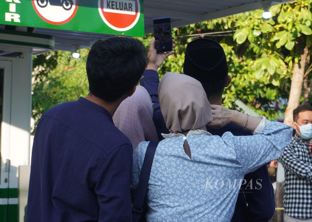  Sebuah keluarga melakukan swafoto seusai menjalankan ibadah shalat Idul Adha di halaman parkir Rumah Sakit Roemani Muhammadiyah, Kota Semarang, Jawa Tengah, Rabu (28/6/2023). Setelah tiga tahun terakhir menjalankan shalat Idul Adha dengan pembatasan untuk menekan penularan Covid-19, tahun ini, shalat Idul Adha kembali digelar penuh. Hal itu karena pemerintah telah resmi mencabut status pandemi seiring dengan terkendalinya kasus Covid-19 di Indonesia. 