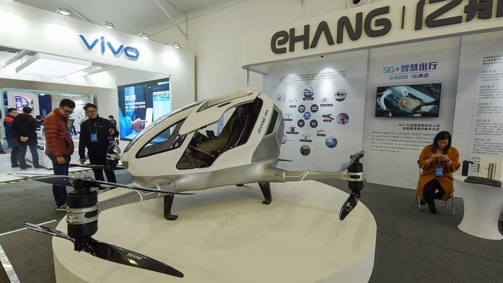 Sebuah pesawat nirawak dengan teknologi 5G dipamerkan di taman inovasi  di Hangzhou, China, Minggu (20/1/2019). Lokasi tersebut digunakan sebagai pusat produksi, studi, dan penelitian teknologi dan produk 5G.