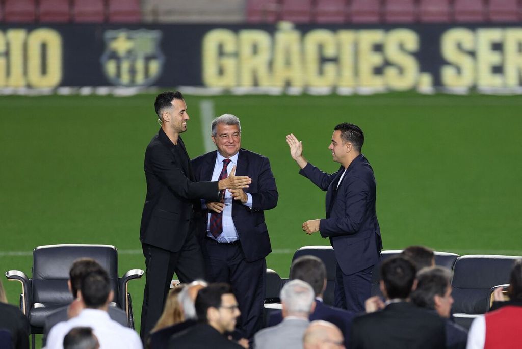 Kapten Barcelona Sergio Busquets disambut Presiden Barcelona Joan Laporta dan Pelatih Barcelona Xavi pada acara perpisahannya di Stadion Camp Nou, Barcelona, 31 Mei 2023. 