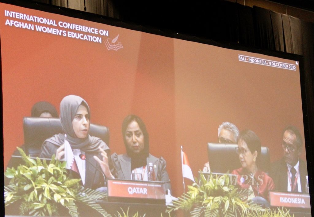 Menteri Luar Negeri RI Retno Marsudi (kanan) dan Wakil Menlu Qatar Lolwah al-Khater (kiri) membuka Konferensi Internasional untuk Pendidikan Perempuan Afghanistan, Kamis (8/12/2022), di Badung, Bali. 