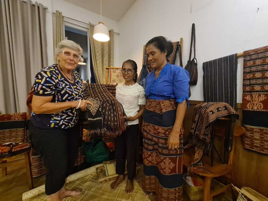 Genevieve Duggan, antropolog yang meneliti perempuan komunitas Tewuni Rai di Pulau Sawu/Sabu, Nusa Tenggara Timur (NTT), bersama perempuan perajin dari NTT. 